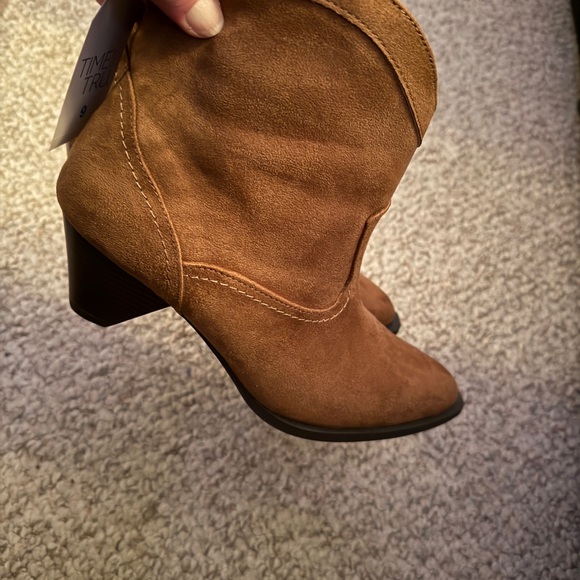 NWT WOMENS Stylish Tan Ankle Booties Size 9 Boots Suede Like - Picture 4 of 7